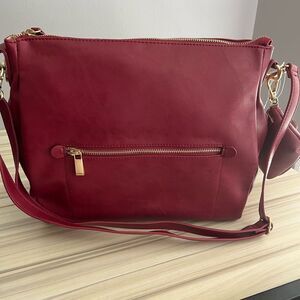 NWOT Elegant Burgundy adjustable shoulder strap roomy bag never used